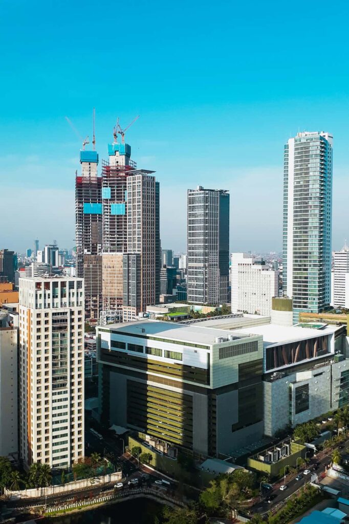 Pemandangan kota Jakarta yang menampilkan gedung pencakar langit modern dan bangunan-bangunan tinggi.