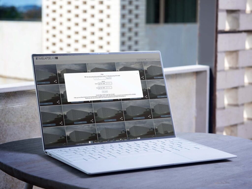 Laptop menampilkan dasbor Timelapselab untuk pemantauan konstruksi.